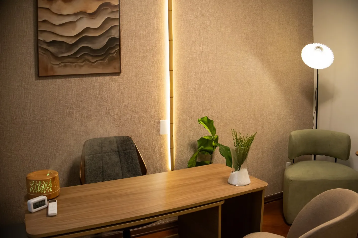 Sala com mesa de atendimento e iluminação quente