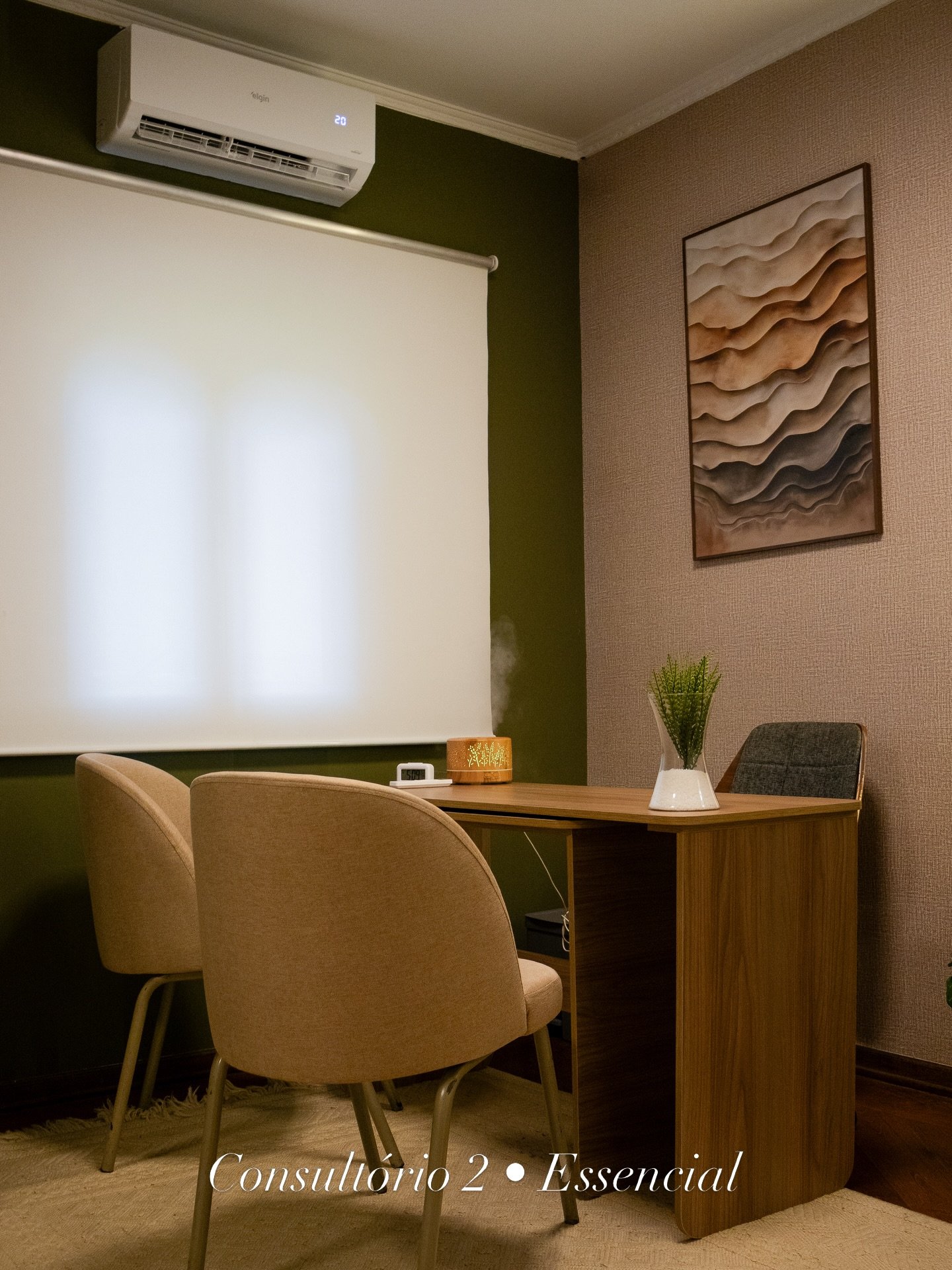 Sala de atendimento com tons verdes e madeira