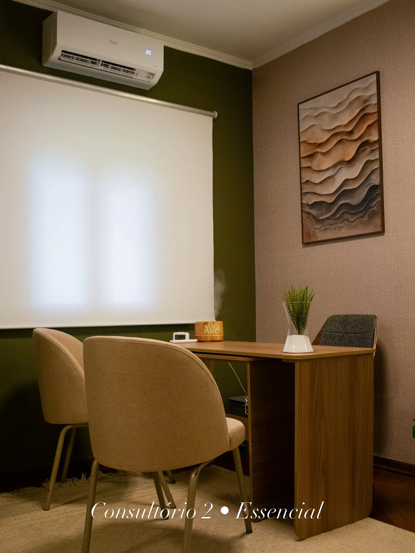 Sala de atendimento com tons verdes e madeira